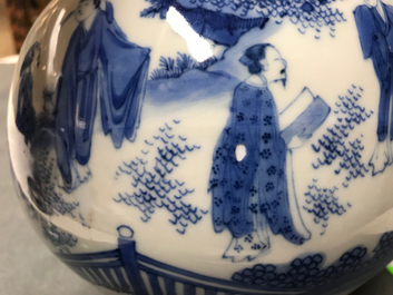 Een Chinese blauwwitte kalebasvaas met fijn figuratief decor rondom, Transitie periode